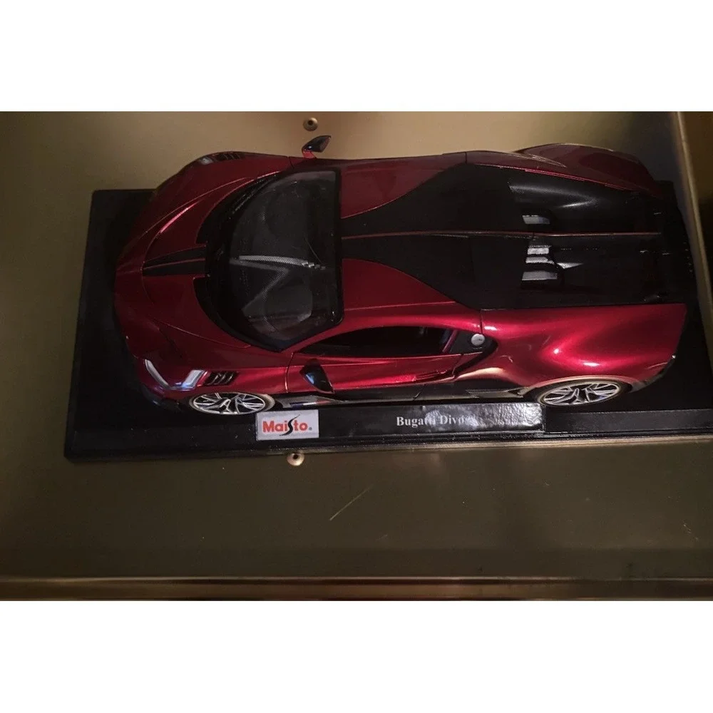 Maisto 1/18 Scale Diecast Bugatti‎ Divo - Red/Black